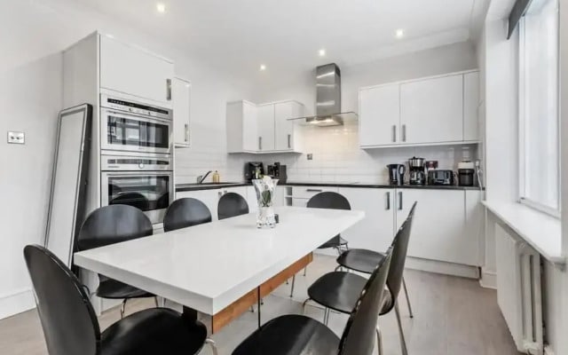 London Chic Apartment - City Center Gem