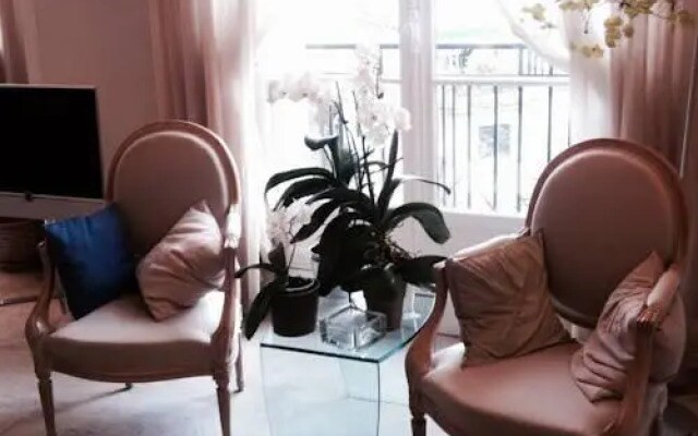Montmarte Chic