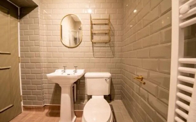 Host Stay Woodroffe Arms Hope Twin Room 2