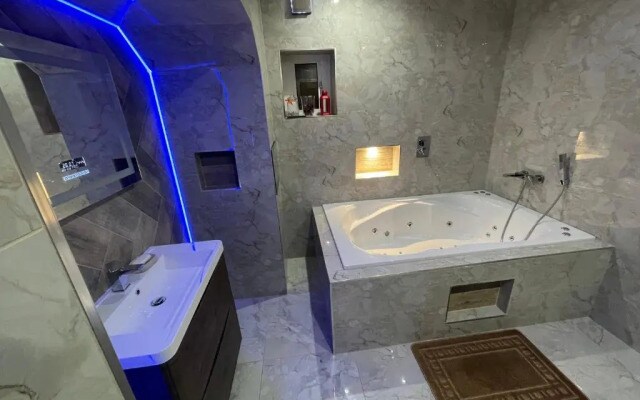 1 Bed Flat - Sleeps 2 - Hot Tub - Parking - Wifi