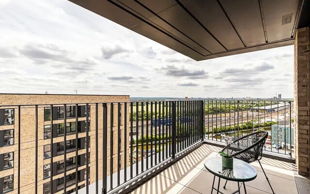 Chic and Sleek Sky-high Apartment