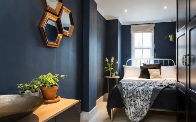 Amazing Designer 2 bed in Barons Court/west Ken