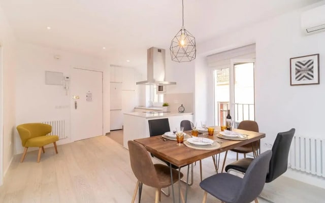 Smiling Apartment Near Puerta del Sol by Batuecas
