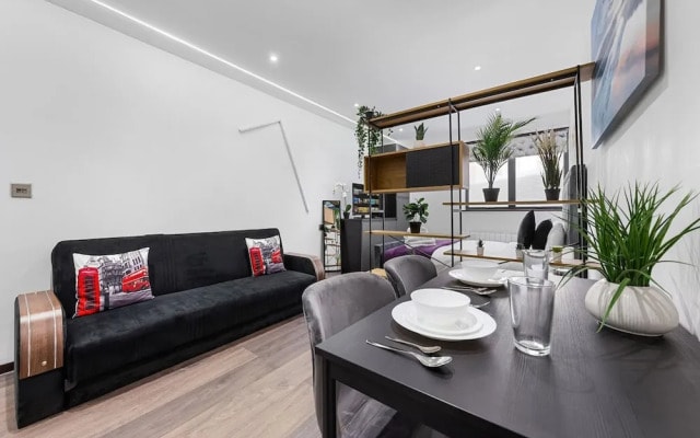 Bright Studio Retreat in Golders Green