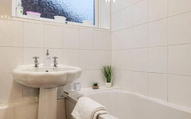 Lovely 2 Bedroom Apartment With Fireplace