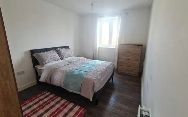 Barking 2 Bed Apt With Parking & Good Travel Links