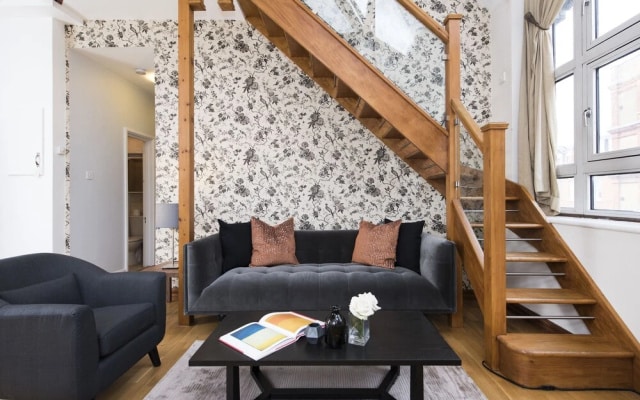 Stylish and Quirky 2BR Maisonette in Fulham