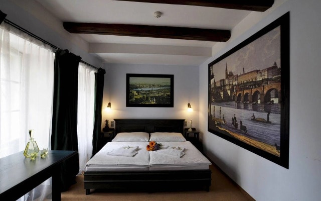 U Cervene zidle - Red Chair Hotel