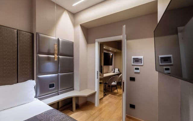 HELMIRAGE Frattina Suite
