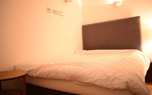 Modern 1 Bedroom Flat in Chelsea With Balcony