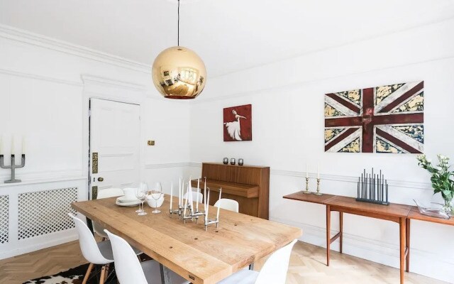 Beautiful, Grand House - Modern Art-Filled Interior