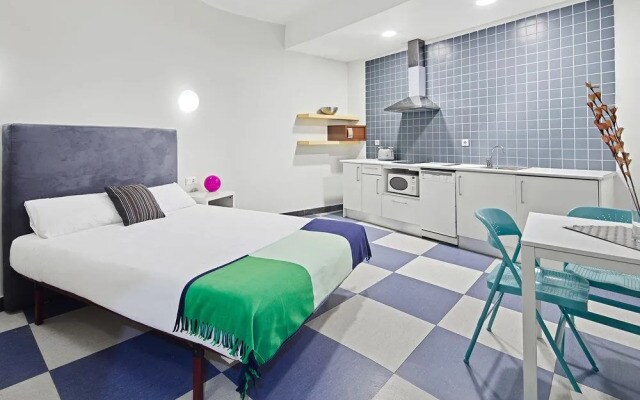 Chic & Basic Urquinaona Apartments