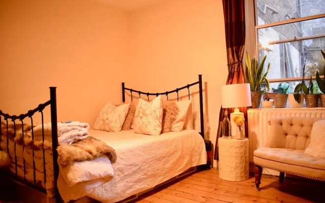 2 Bedroom Flat in Central London With a Garden