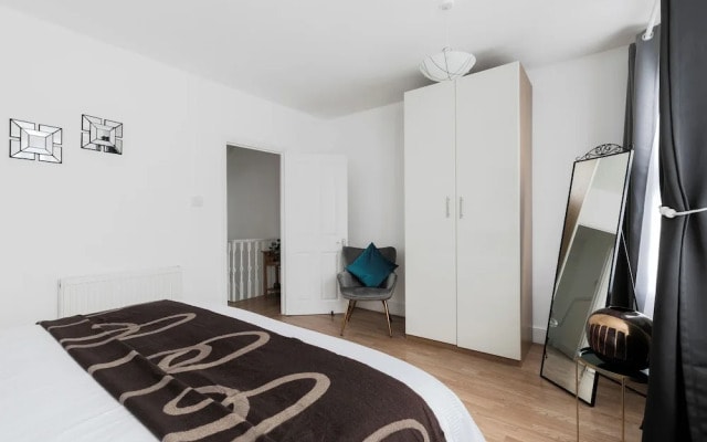 4 Bed House - Sleeps 6 - Garden, Pets, Wifi
