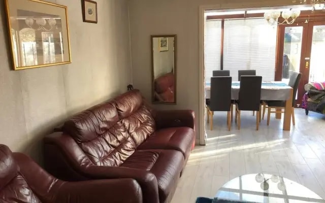 Immaculate 3-bed House in Farnham Royal Slough