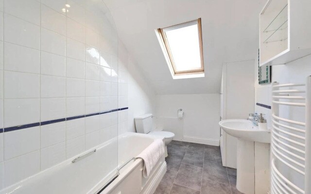 Spacious & Bright 2-bed Flat By Wandsworth Common