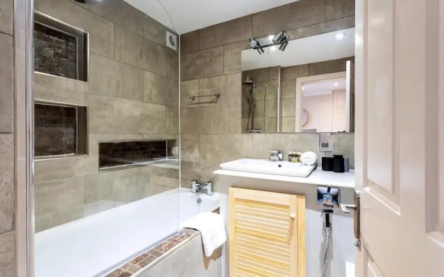 Chiswick Gem: Stylish 1-bed Flat for Modern Living