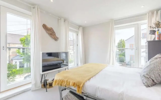 Sleek & Spacious 2BD Flat - Clapham