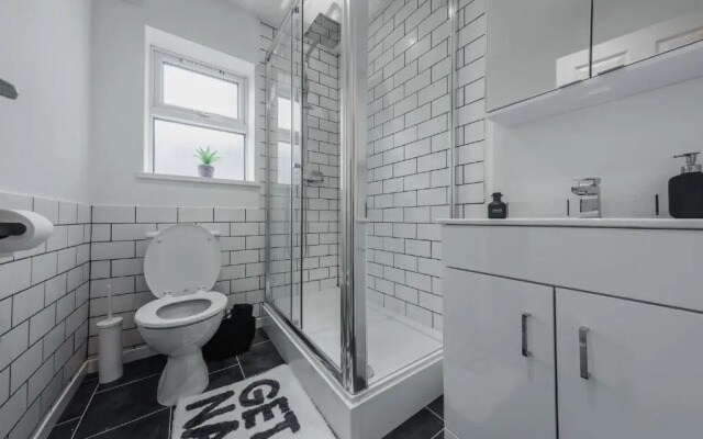 Newly Refurbished Sylish Hull 3 Bed Apartment