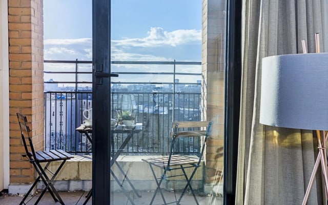 Deluxe Kensington Apartment With Balcony