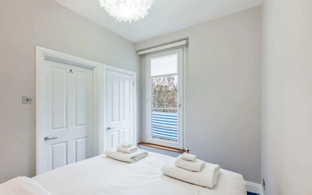 Modern 2 bed Flat, West Kensington, Sleeps 4