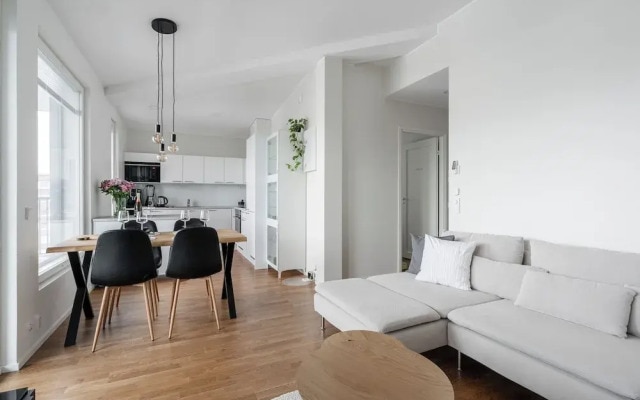 Luxurious 1BR Penthouse with Balcony