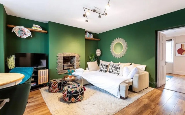 Chiswick Gem: Stylish 1-bed Flat for Modern Living