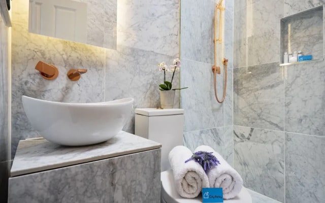Stylish Hyde Park Gem