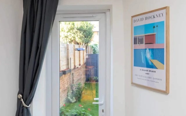 Stylish 2 Bedroom Flat With Large Private Garden