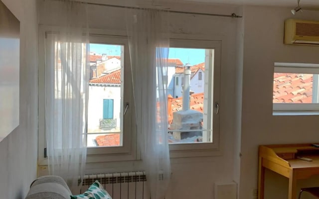 REGINA - ROMANTIC STUDIO near RIALTO
