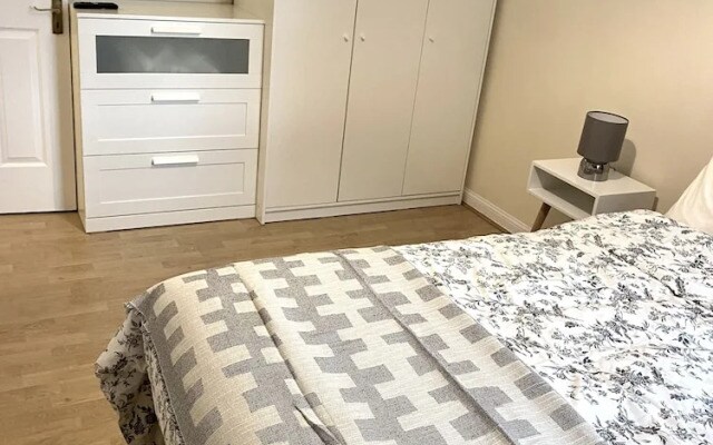 Impeccable 2-bed Apartment in London