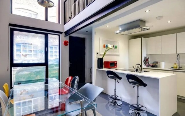 Stylish 2 bed 3 Storey House With Mezzanine