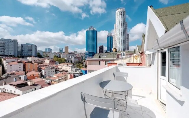 Vibrant Duplex With Terrace 2 min to Cevahir Mall