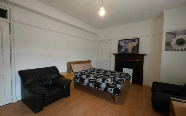 London Edgware Station Apartment