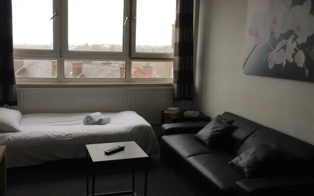 Center Apartment on Jubilee Line