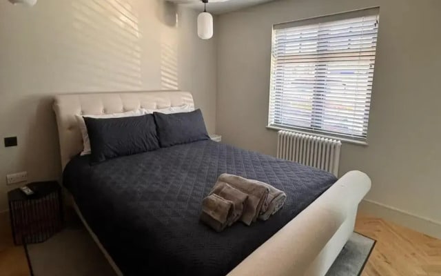 Thames Ditton Apt - Sleeps 6 - Garden & Bbq