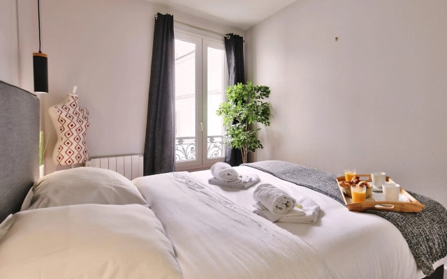 B 832 - Buttes Chaumont - Spacieux appartement