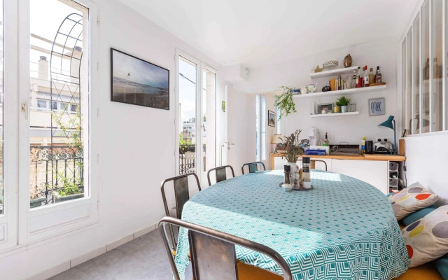 Warm and Homely Duplex Near Montmartre, Fits 5