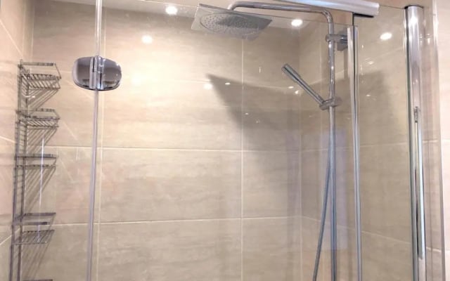 Superb 3-Bed 2-Bath with Wifi: Trendy Fitzrovia W1