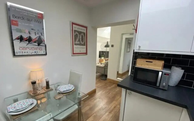 Self Contained, 2 Person dog Friendly Apartment. Free Parking