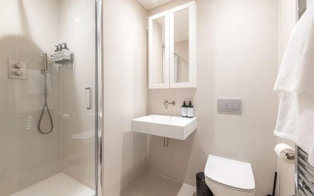 Apartment-sleeps4-parking-100walkingscore