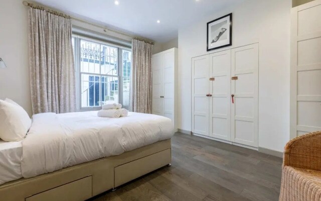 Elegant 2BD Flat 5 Mins to Kensington Gardens!