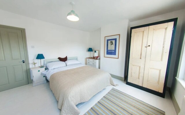 Modern and Luxurious House Close to Central London