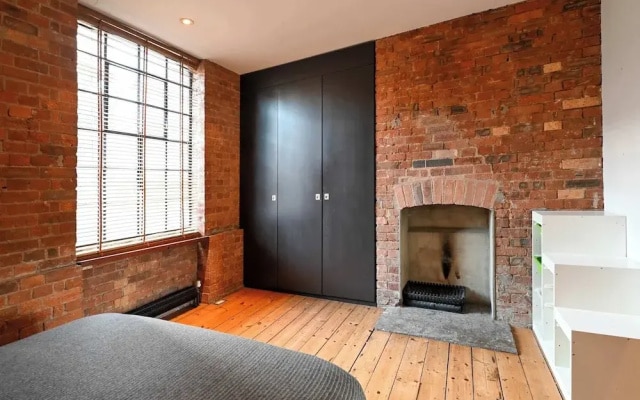 Characterful Double Bedroom in a Converted Warehouse Shoreditch