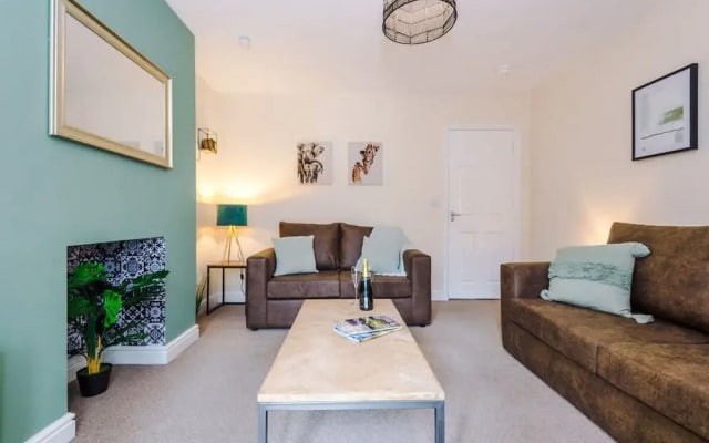 Modern Apartment Perfect for Business Sleeps 4