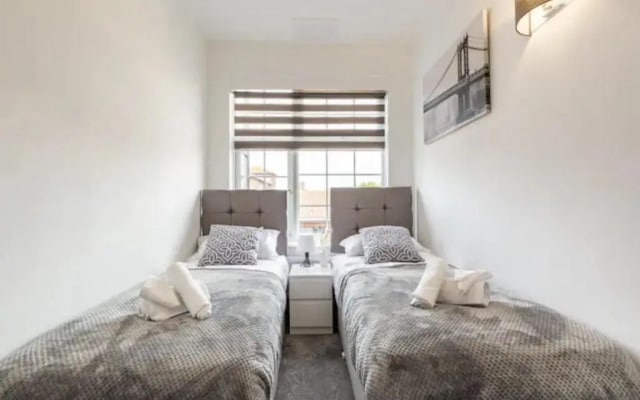 Luxury 3-Bed Apartment Near To London With Parking