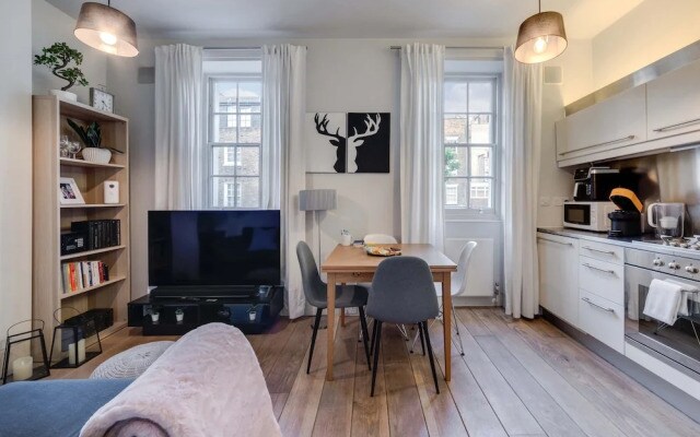 The Foxhole - Fitzrovia - by Frankie Says