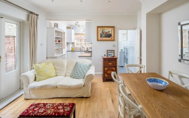 Charming 2BR Flat With Patio in Hammersmith
