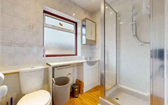 Dagenham - 4 Beds - Sleeps 8 - Wifi