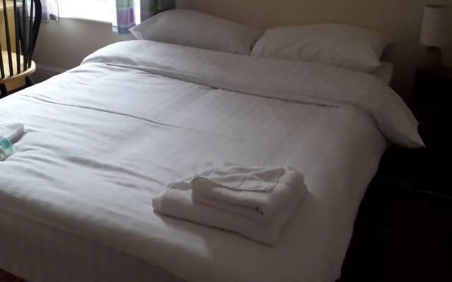 Grand 4-bed Quasi Semi House in Manchester